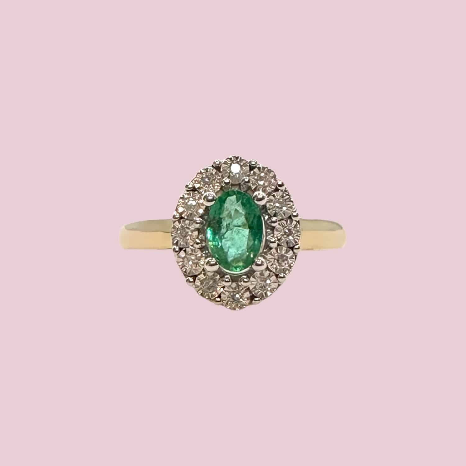 smaragd en diamant cluster entourage ring