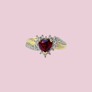 ring met rood zirkonia hartje en diamant cluster