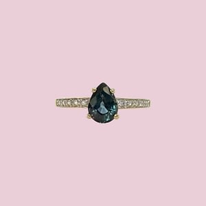 vintage ring peer geslepen saffier en diamant