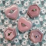 vintage ringen van goud in roze ringdoosjes