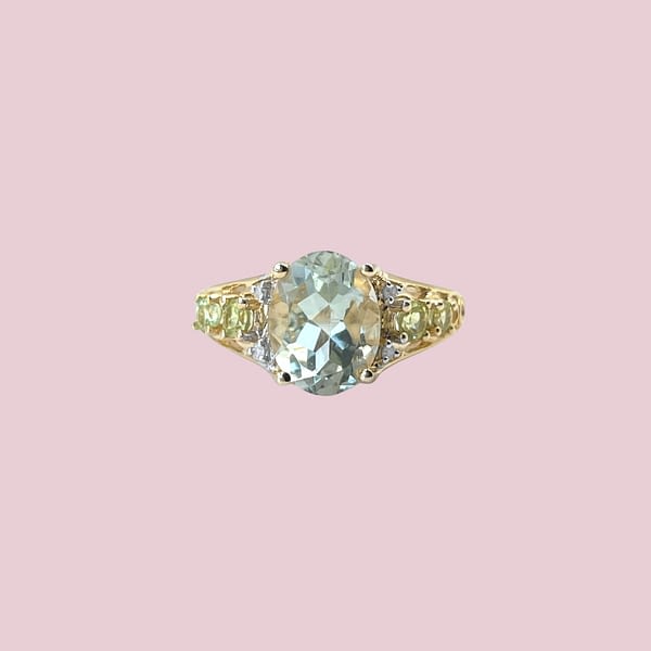 Gouden ring met groenblauwe edelsteen, peridoot en diamant