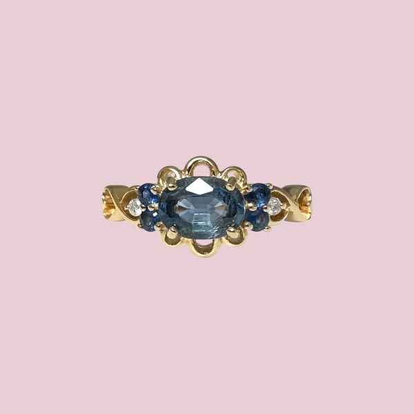 vintage ring saffier horizontaal van 9 karaat goud