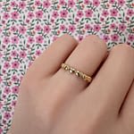 gouden hartjes ring om de vinger