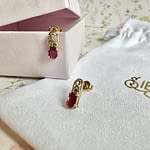 vintage robijn oorbellen met een groen steentje